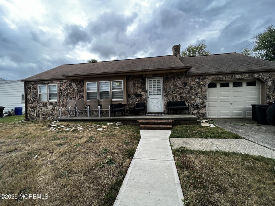 1000 Woodgate Ave in Long Branch, NJ - Building Photo