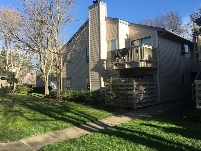 425 Mission Blvd in Santa Rosa, CA - Foto de edificio - Building Photo