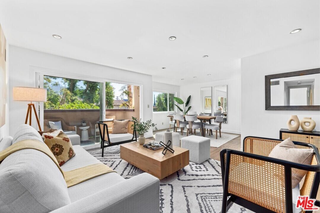 1121 N Olive Dr in West Hollywood, CA - Building Photo