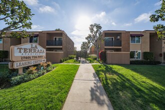 1440 Oak Dr, Unit H4 in Vista, CA - Building Photo - Building Photo