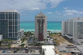 Carillon Condos in Miami Beach, FL - Building Photo - Building Photo