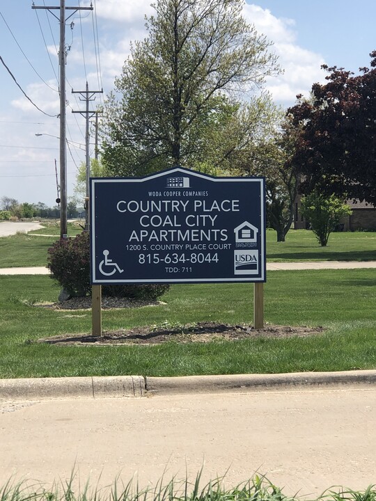 Country Place-Coal City in Coal City, IL - Foto de edificio