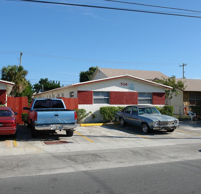 704-708 NW 8th Ave in Pompano Beach, FL - Building Photo - Building Photo