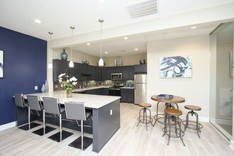Waterford Grove Apartments in Houston, TX - Foto de edificio - Building Photo