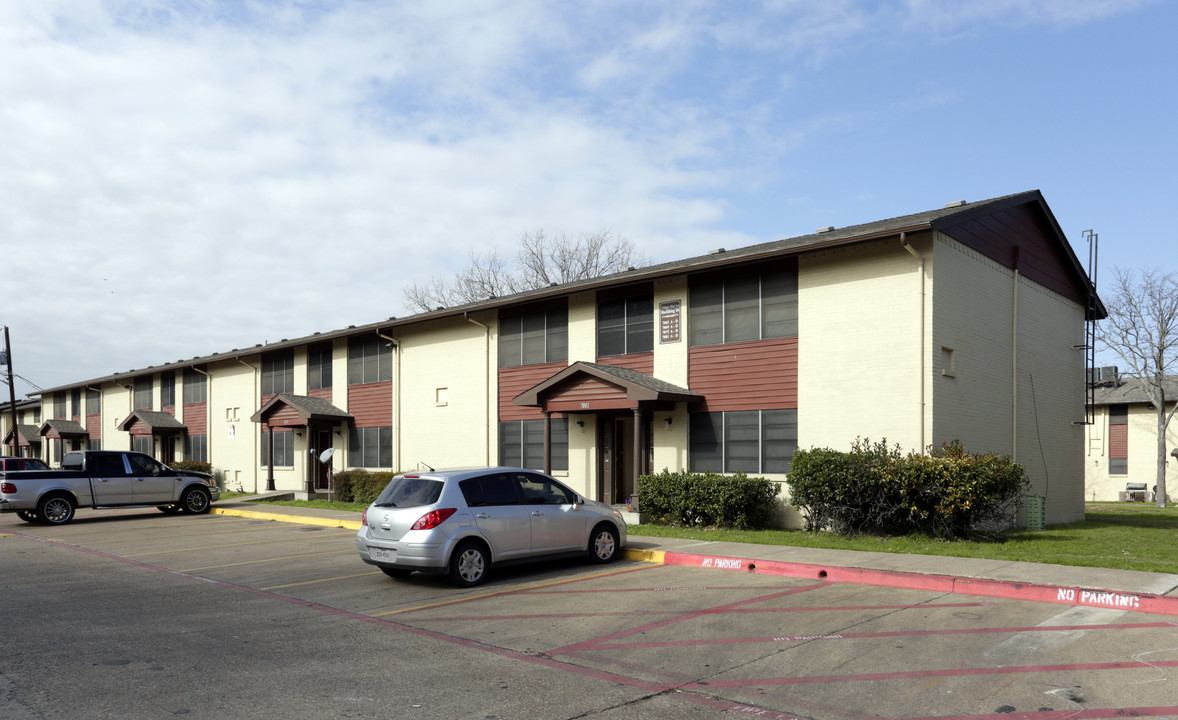 Spanish Grove Apartments in Dallas, TX - Foto de edificio