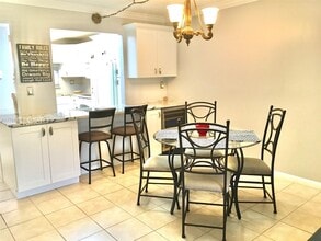 9410 N Hollybrook Lake Dr in Pembroke Pines, FL - Building Photo - Building Photo