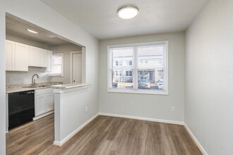 Seven Oaks Apartments in Newport News, VA - Building Photo - Interior Photo