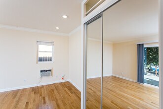 2135 S Cloverdale Ave, Unit NA in Los Angeles, CA - Foto de edificio - Building Photo