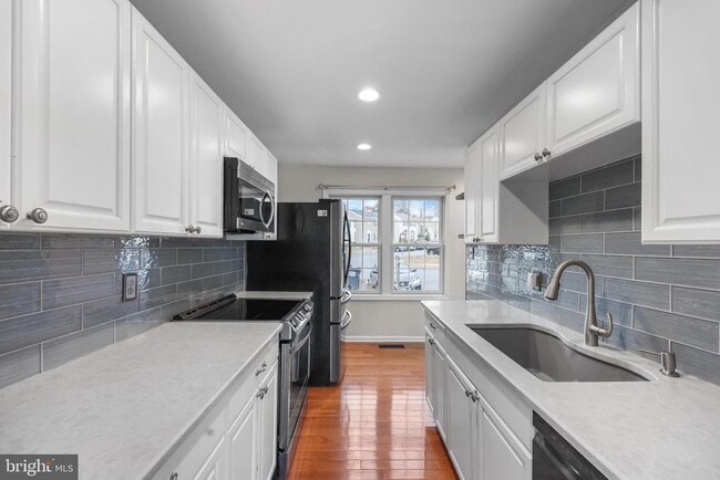 property at 2921 Lexington Ct