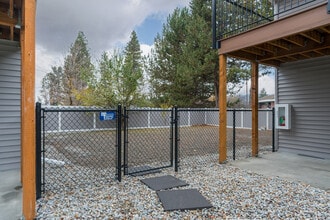 Timber Place by the Lake - Fully Renovated in Coeur d'Alene, ID - Foto de edificio - Building Photo