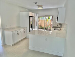 12127 NE 7th Ave in North Miami, FL - Foto de edificio - Building Photo