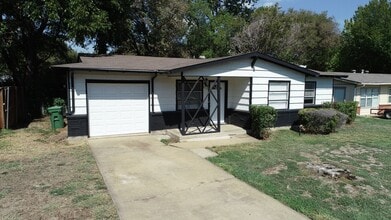 2113 Cloverdale St in Arlington, TX - Building Photo - Building Photo