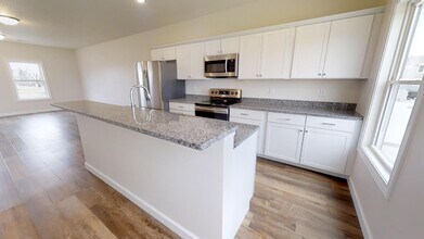 Pleasant Valley Townhomes in Bettendorf, IA - Foto de edificio - Building Photo