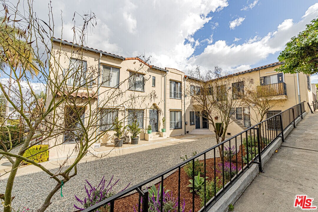 1152 S Bronson Ave in Los Angeles, CA - Building Photo