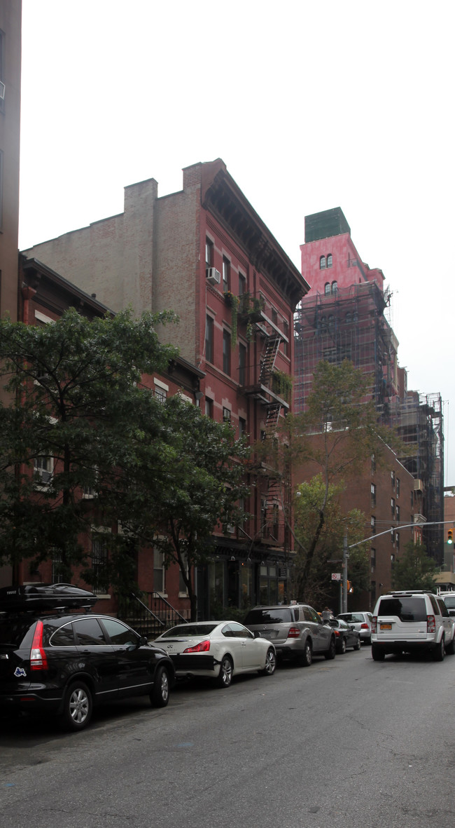 713 Washington St in New York, NY - Foto de edificio - Building Photo