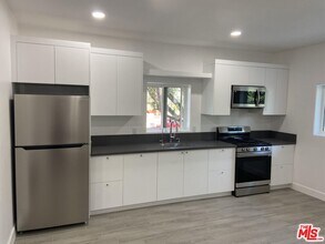 18912 Pasadero Dr in Los Angeles, CA - Building Photo - Building Photo