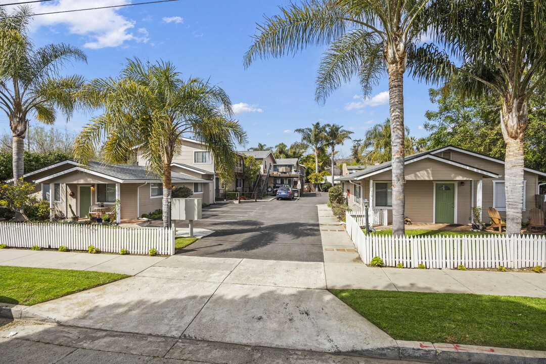 1215 Cacique St in Santa Barbara, CA - Building Photo