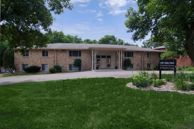 4301 Valley View Rd in Edina, MN - Foto de edificio - Interior Photo