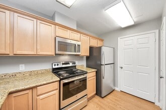 1324 S Johnson St in Alvin, TX - Foto de edificio - Building Photo