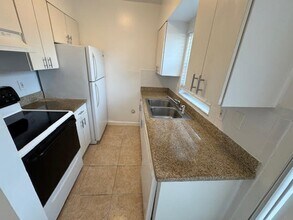 100 SW 10th St in Fort Lauderdale, FL - Foto de edificio - Building Photo