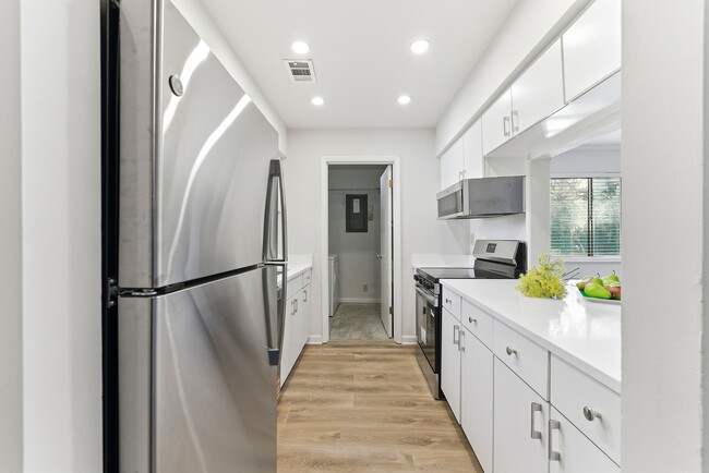 56 Finch Trail NE in Atlanta, GA - Building Photo - Building Photo