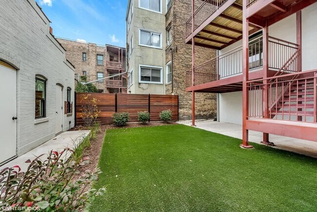 1508 W Addison St, Unit 3 in Chicago, IL - Foto de edificio - Building Photo