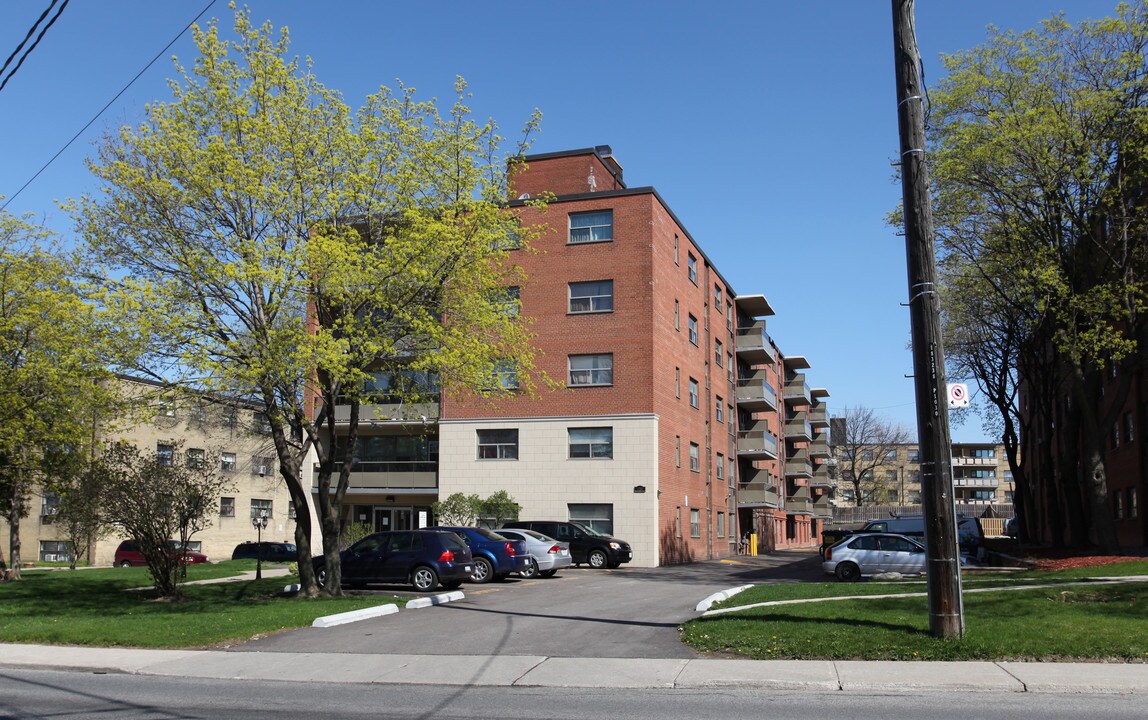 Castlefield Towers in Toronto, ON - Building Photo