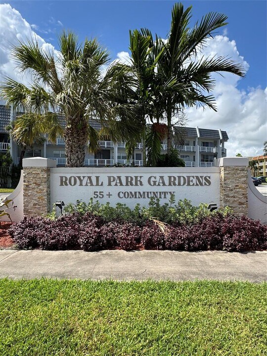 6550 Royal Palm Blvd in Margate, FL - Building Photo