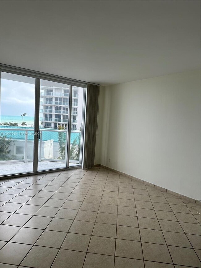 16485 Collins Ave in Sunny Isles Beach, FL - Foto de edificio - Building Photo