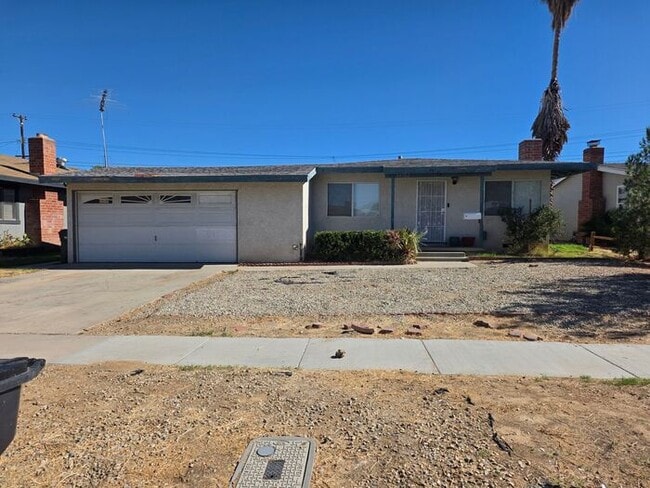 44302 Kirkland Ave in Lancaster, CA - Building Photo - Building Photo