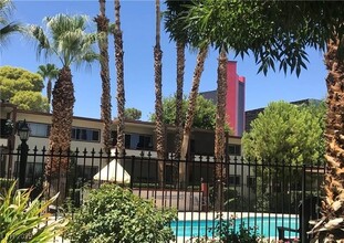 350 E Desert Inn Rd in Las Vegas, NV - Building Photo - Building Photo
