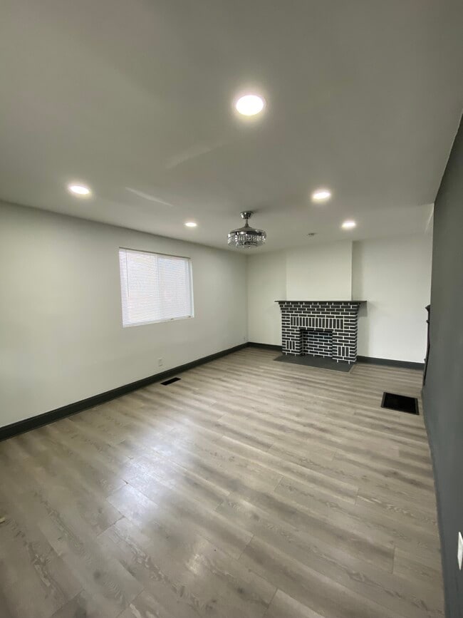 property at 1275 E Kossuth St