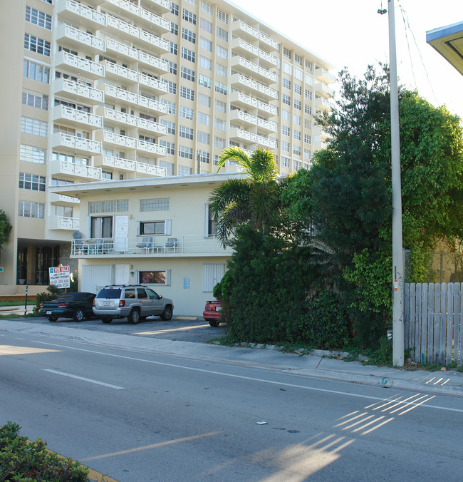 3011-3015 N Ocean Dr in Hollywood, FL - Building Photo - Building Photo