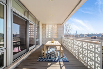2046 W Chicago Ave in Chicago, IL - Building Photo - Building Photo