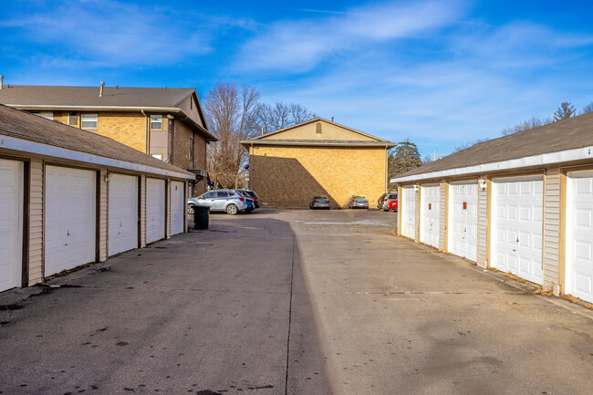 Brickstone Apts LLC in Des Moines, IA - Foto de edificio - Building Photo