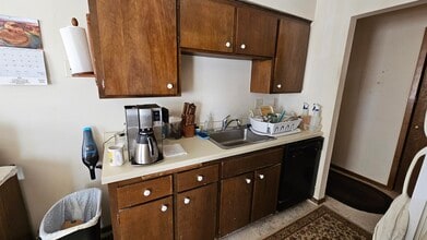 812 9th Ave S, Unit 7 in Hopkins, MN - Foto de edificio - Building Photo