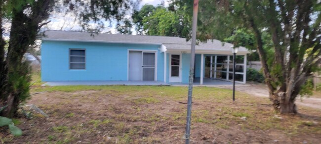 2439 2nd Avenue SE in Vero Beach, FL - Foto de edificio - Building Photo