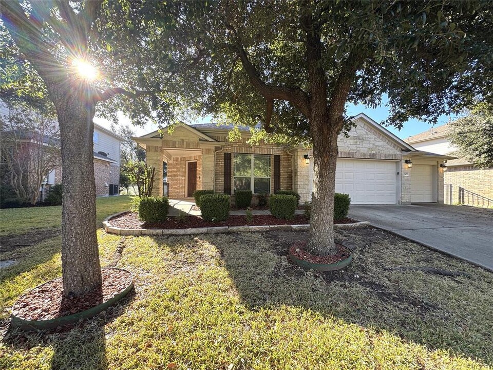 807 Centerbrook Pl in Round Rock, TX - Foto de edificio