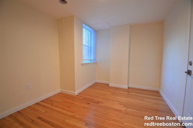 1850 Beacon St, Unit 2 in Brookline, MA - Foto de edificio - Building Photo