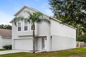 5840 Lake Front Dr in Wesley Chapel, FL - Foto de edificio - Building Photo