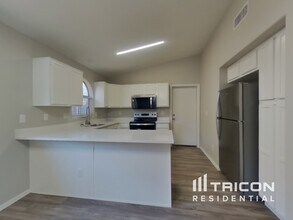 527 E Devon Dr in Gilbert, AZ - Building Photo - Building Photo