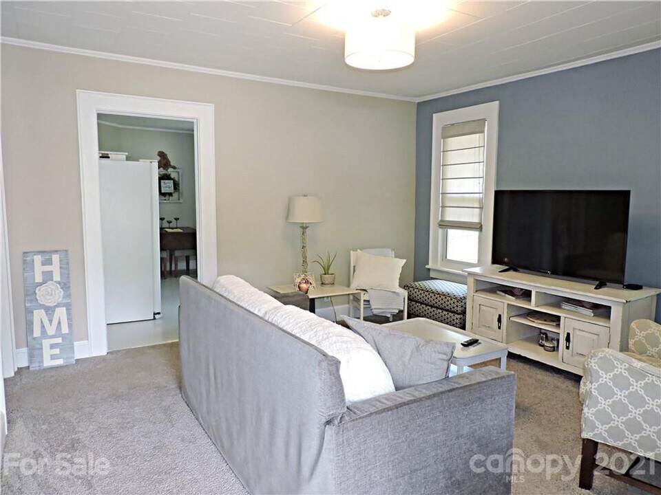 317 W 12th St in Newton, NC - Building Photo