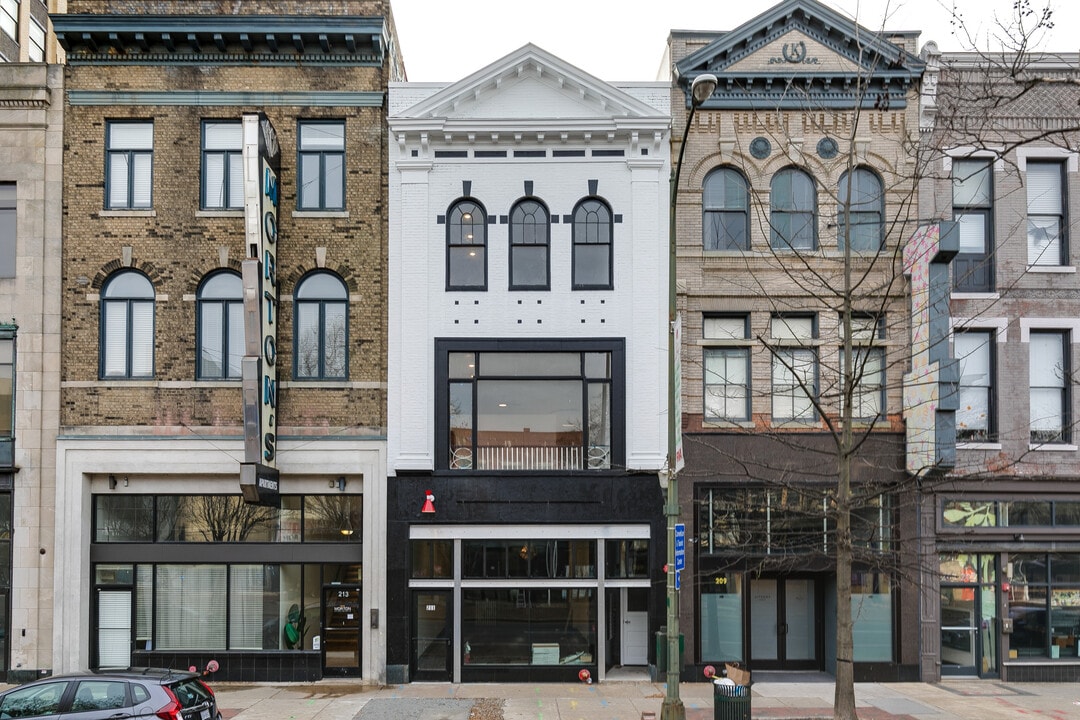 210 E Grace St in Richmond, VA - Foto de edificio