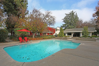 Riverside Townhomes in Fresno, CA - Building Photo - Building Photo