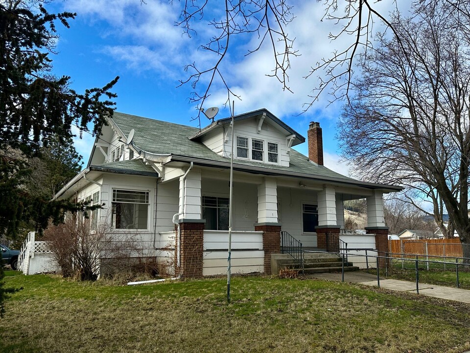 1102 1st St in La Grande, OR - Building Photo