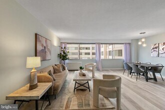 4515 Willard Ave in Chevy Chase, MD - Foto de edificio - Building Photo