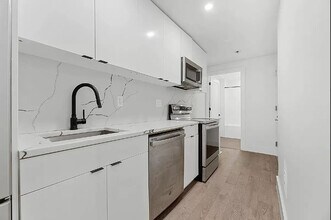 241 W 75th St-Unit -1 in New York, NY - Building Photo - Building Photo