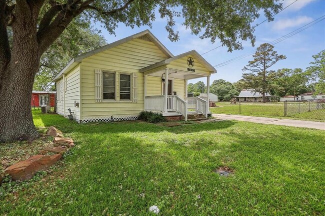 1013 N 20th St in Nederland, TX - Building Photo - Building Photo