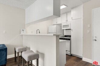 257 S Manhattan Pl in Los Angeles, CA - Building Photo - Building Photo