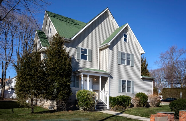 Fairfield Manor At Farmingdale Village in Farmingdale, NY - Foto de edificio - Building Photo